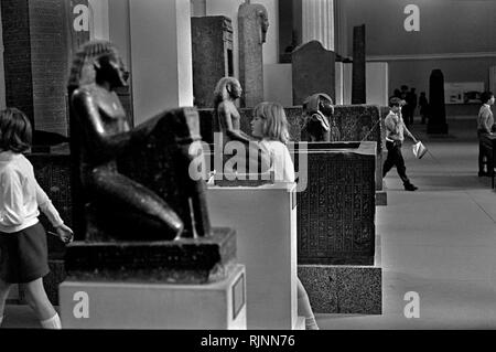 Gita scolastica al British Museum nel Regno Unito degli anni '1960 nel centro di Londra. Scolari, i bambini vagano per il museo esponendo antiche sculture egiziane, ora chiamata Galleria delle sculture egiziane. 1969 HOMER SYKES Foto Stock