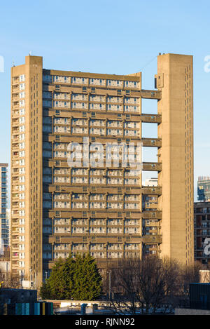 Torre Balfron, progettato da Erno Goldfinger nel 1963, capolavoro della nuova architettura brutalist, per subire un rinnovamento. Il pioppo, a est di Londra - Inghilterra Foto Stock