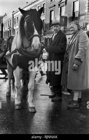 Rag and Bone Man con la moglie partner, il cavallo e il carro. Ha una bancarella che vende verdure fresche. Zona di Notting Hill nella zona ovest di Londra 1970. Raccolta dei rottami per il riciclaggio e il riciclo degli anni '1970 nel Regno Unito. HOMER SYKES Foto Stock