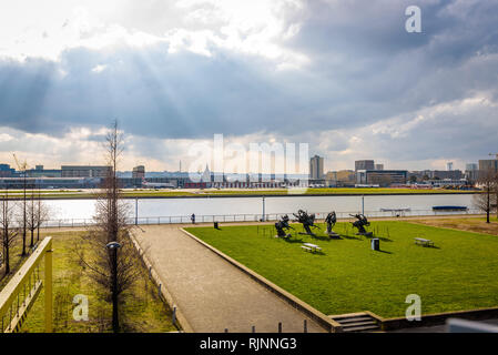 Waterside Park vicino a Newham Dockside, con spettacolari vedute di Londra City Airport. Londra, Inghilterra Foto Stock