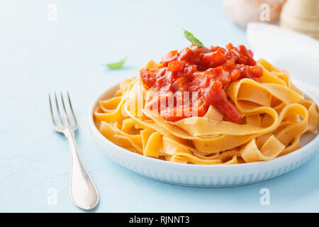 Pasta, tagliatelle con salsa di pomodoro e peperone. Close-up shot. Foto Stock