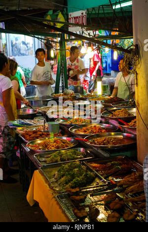 Bangkok, Tailandia - 24 agosto 2018: negozio sul mercato a Bangkok, la gente vende frutta e frutti di mare. Foto Stock