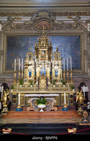 L'Europa, Italia, Lombardia, Lago Lario, lago di Como, ramo di Lecco. Mandello del Lario, la chiesa arcipretale di San Lorenzo Martire Foto Stock