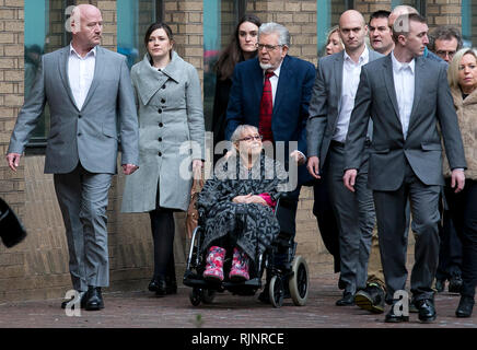 Rolf Harris e sua moglie Alwen Hughes arriva a Southwark Crown Court il 14 gennaio 2014. Foto Stock