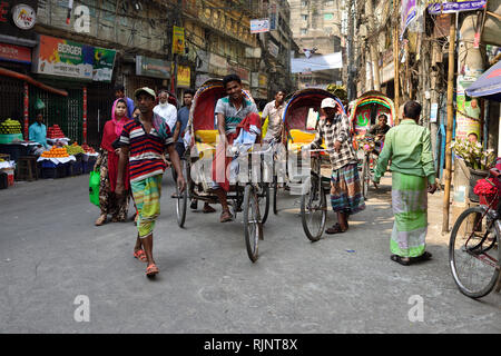 Dacca, Bengala IL BANGLADESH - 25 gennaio 2019: Rickshaw driver su strade affollate di Dacca in Bangladesh Foto Stock