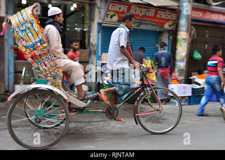 Dacca, Bengala IL BANGLADESH - 25 gennaio 2019: Rickshaw driver su strade affollate di Dacca in Bangladesh Foto Stock