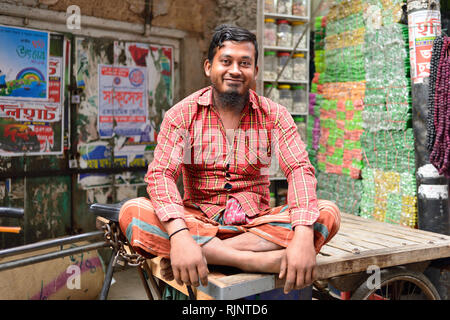 Dacca, Bengala IL BANGLADESH - 28 gennaio 2019: Rickshaw driver su strade di Dacca in Bangladesh Foto Stock