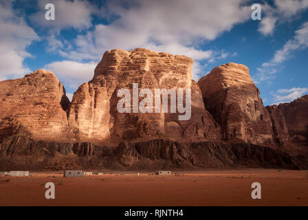 Vista delle montagne del Wadi Rum desert in Giordania, Medio Oriente Foto Stock