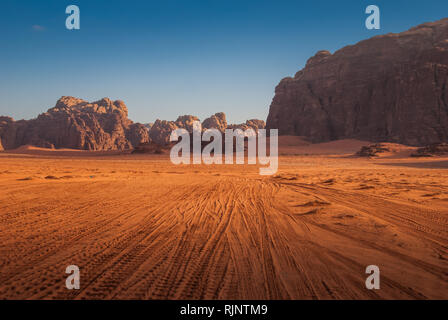Desert Trail nel Wadi Rum, Giordania Foto Stock