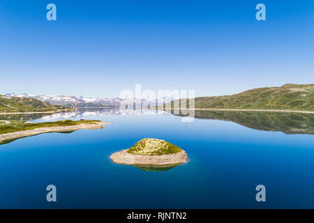 Vista panoramica del lago di Tyin e Jotunheimen mountains, Norvegia, Europa Foto Stock