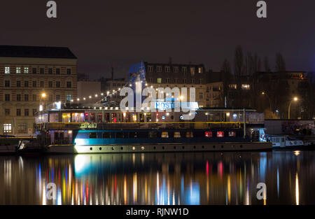 Hostel navi nel fiume Spree Berlino di notte. Vicino a Eastside Gallery. Più luci colorate Foto Stock