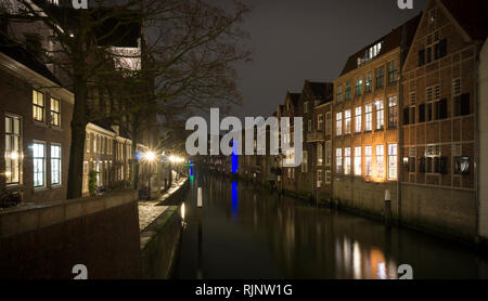 Il centro storico di Dordrecht ha questo di vecchi edifici in prossimità dell'acqua. Si chiama Pottenkade. Belle luci di notte. Foto Stock