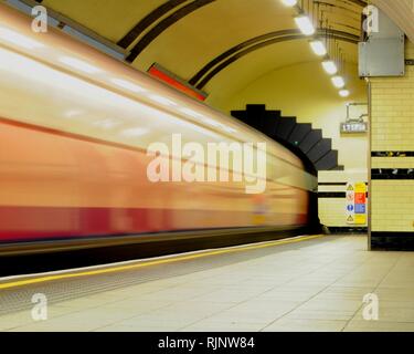 In treno arrivando alla linea del Nord piattaforma di Warren Street La stazione della metropolitana di Londra, Regno Unito. Foto Stock