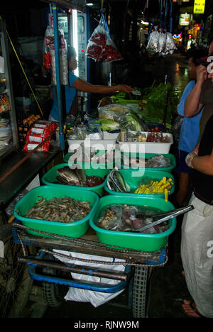 Bangkok, Tailandia - 24 agosto 2018: negozio sul mercato a Bangkok, la gente vende frutta e frutti di mare. Foto Stock