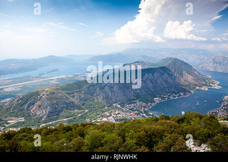 Vista panoramica della pista dell'aeroporto nei pressi della città, sul mare Adriatico, da una grande altezza di montagna. Vista aerea di Tivat, Kotor Bay, Montenegro. Foto Stock