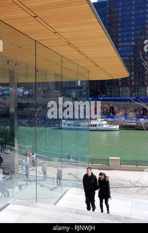 Vista esterna di Apple del Michigan Avenue flagship store nel riverfront da Chicago River.Chicago.Illinois. Stati Uniti d'America Foto Stock