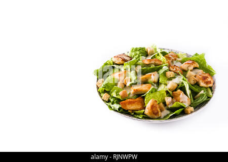 Caesar con insalata di lattuga,pollo e crostini isolati su sfondo bianco. Copyspace Foto Stock