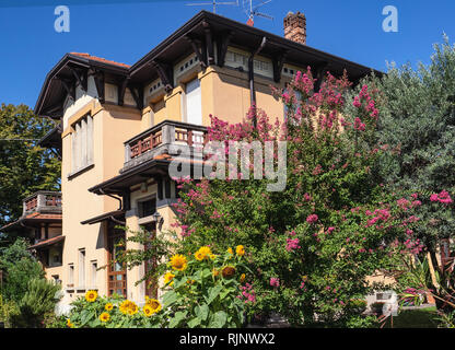 Bellissima casa di campagna in primavera circondato da alberi in fiore Foto Stock