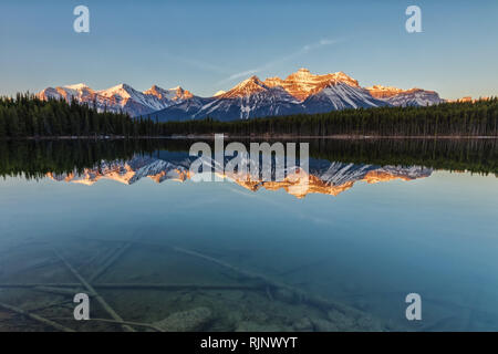 Le montagne ricoperte di neve sono riflesse nel lago di Herbert e creare un'atmosfera unica. Foto Stock