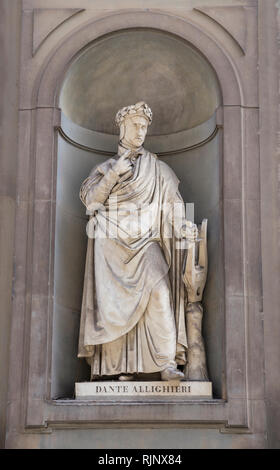 Statua del poeta fiorentino Dante Alighieri nella Galleria degli Uffizi, Firenze, Italia Foto Stock