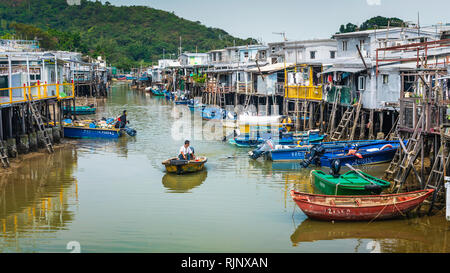 Case su palafitte e barche nel villaggio di pescatori Tai O sull'Isola di Lantau, Hong Kong, Cina, Asia. Foto Stock