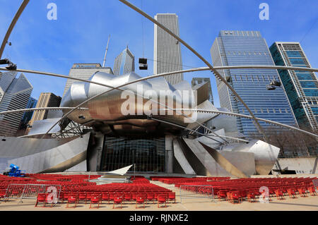 Jay Pritzker Pavilion progettato da Frank Gehry nel Millennium Park con grattacieli in background. Chicago.Illinois.USA Foto Stock