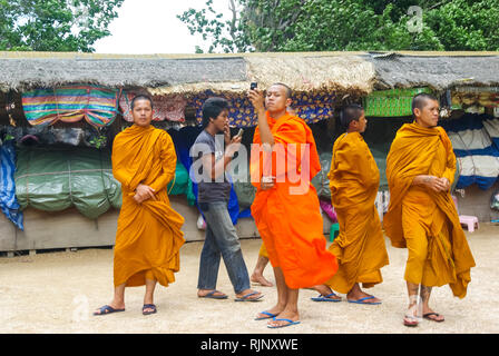 Phuket, Tailandia - Luglio 23, 2014: i monaci buddisti in un mercato di un villaggio Thai. Foto Stock