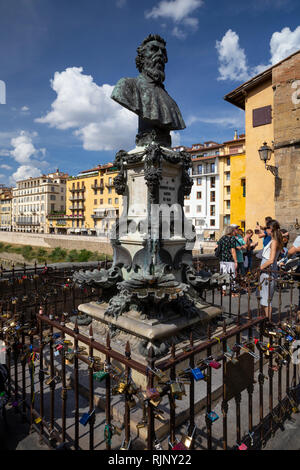 Busto di Benvenuto Cellini sul Ponte Vecchio, Firenze, Toscana, Italia Foto Stock