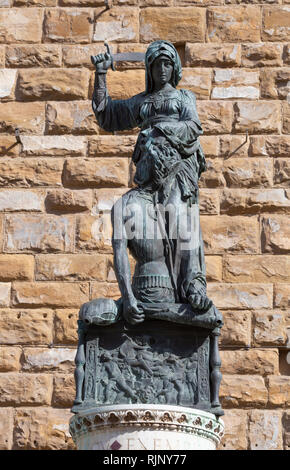 Statua di Giuditta e Oloferne di Donatello vicino a Palazzo Vecchio a Firenze, Italia Foto Stock