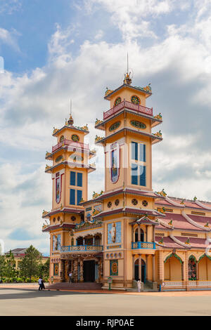 Esterno del Cao Dai, santa sede chiesa di Tay Ninh, Vietnam meridionale, Asia Foto Stock