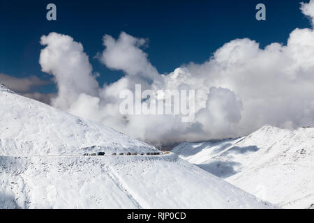 Inceppamento di traffico causato da un incidente di un po' di più sulla alta altitudine strada che collega Leh e Khardung La, Ladakh, Jammu e Kashmir India Foto Stock