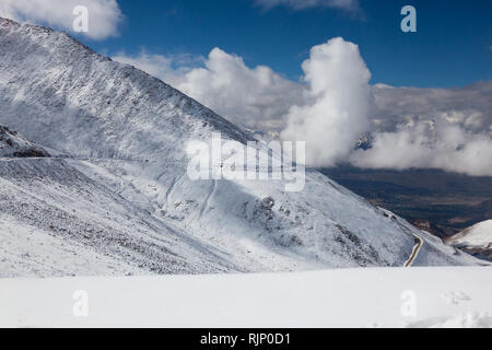 Paesaggio di montagna e ingorghi di traffico causato da un incidente di un po' di più sulla alta altitudine strada che collega Leh e Khardung La, Ladakh, India Foto Stock