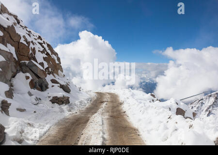 Difficili condizioni causate dalla caduta di neve in alta altitudine strada che collega Leh e Khardung La, Ladakh, Jammu e Kashmir India Foto Stock