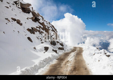Difficili condizioni causate dalla caduta di neve in alta altitudine strada che collega Leh e Khardung La, Ladakh, Jammu e Kashmir India Foto Stock