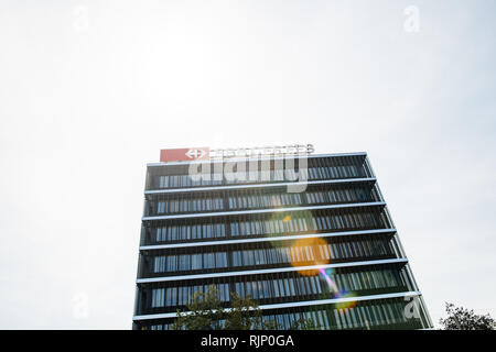 Bern, Svizzera - 17 AGO 2018: Sede centrale delle Ferrovie Federali Svizzere Schweizerische Bundesbahnen SBB-CFF-FFS logotipo sulla parte superiore dell'edificio la luce solare luce parassita Foto Stock