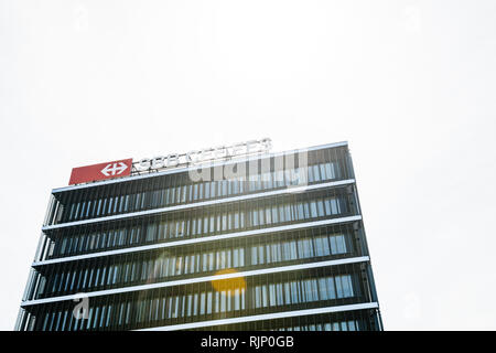 Bern, Svizzera - 17 AGO 2018: vista dal di sotto della sede di Ferrovie Federali Svizzere Schweizerische Bundesbahnen SBB-CFF-FFS logotipo sulla parte superiore dell'edificio la luce solare luce parassita Foto Stock