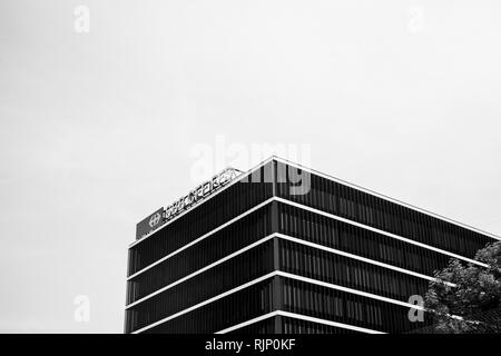 Bern, Svizzera - 17 AGO 2018: Sede centrale delle Ferrovie Federali Svizzere Schweizerische Bundesbahnen SBB-CFF-FFS logotipo sulla parte superiore dell'edificio - bianco e nero Foto Stock