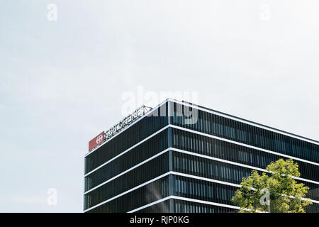 Bern, Svizzera - 17 AGO 2018: Sede centrale delle Ferrovie Federali Svizzere Schweizerische Bundesbahnen SBB-CFF-FFS logotipo sulla parte superiore dell'edificio Foto Stock