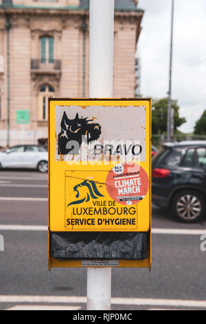 Lussemburgo, Lussemburgo - 5 GIU 2016: Cane contenitore di rifiuti con disposizione dei sacchetti di plastica nella zona centrale di Lussemburgo Foto Stock