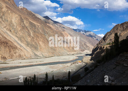 Pomeriggio scenario del Fiume Shyok nella zona di Turtuk villaggio situato nella Valle di Nubra vicino a riga di comando, Ladakh, Jammu e Kashmir India Foto Stock