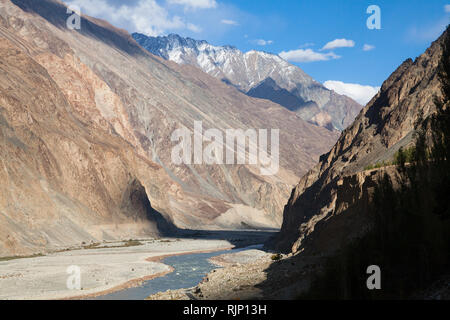 Pomeriggio scenario del Fiume Shyok nella zona di Turtuk villaggio situato nella Valle di Nubra vicino a riga di comando, Ladakh, Jammu e Kashmir India Foto Stock