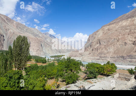 Villaggio Turtuk e fiume Shyok (vista dall'area di Gompa buddista in direzione di K2 in Pakistan), vicino alla linea di Contol, Valle di Nubra, Ladakh, India Foto Stock