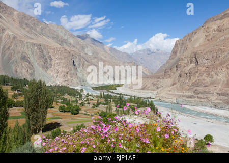 Villaggio Turtuk e fiume Shyok (vista dall'area di Gompa buddista in direzione di K2 in Pakistan), vicino alla linea di Contol, Valle di Nubra, Ladakh, India Foto Stock