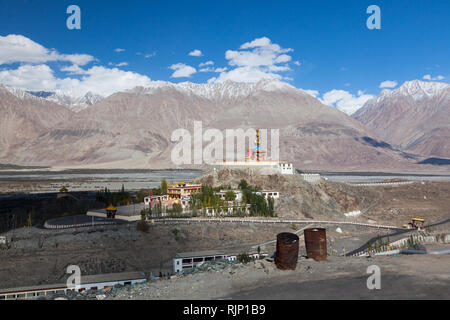 Paesaggio con statua di Ciampa (Maitreya Buddha) visto da Diskit Gompa (noto anche come Deskit Gompa), Valle di Nubra, Ladakh, Jammu e Kashmir India Foto Stock