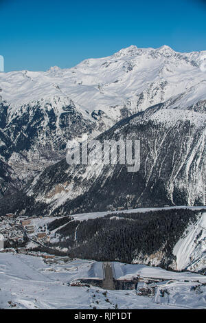 Courchevel Altiport (francese: Altiport de Courchevel) è un altiport serve Courchevel, una località sciistica nelle Alpi francesi. Foto Stock