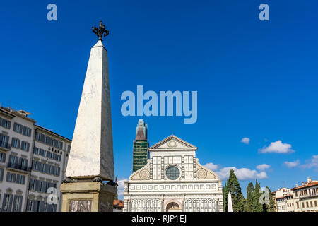 Montante anteriore della facciata di Santa Maria Novella a Firenze. La prima chiesa in Firenze fondata 1357 Foto Stock