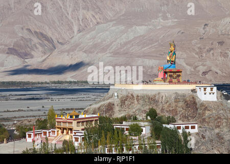 Paesaggio con statua di Ciampa (Maitreya Buddha) visto da Diskit Gompa (noto anche come Deskit Gompa), Valle di Nubra, Ladakh, Jammu e Kashmir India Foto Stock