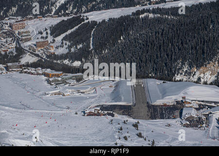 Courchevel Altiport (francese: Altiport de Courchevel) è un altiport serve Courchevel, una località sciistica nelle Alpi francesi. Foto Stock