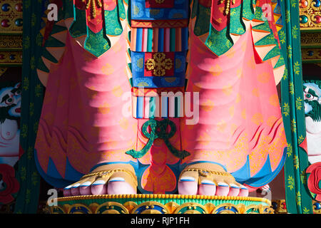 Parte della grande statua di Ciampa (Maitreya Buddha) vicino Diskit Gompa (noto anche come Deskit Gompa), Valle di Nubra, Ladakh, Jammu e Kashmir India Foto Stock