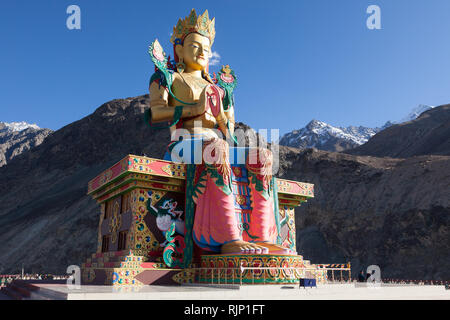 Grande statua di Ciampa (Maitreya Buddha) vicino Diskit Gompa (noto anche come Deskit Gompa), Valle di Nubra, Ladakh, Jammu e Kashmir India Foto Stock